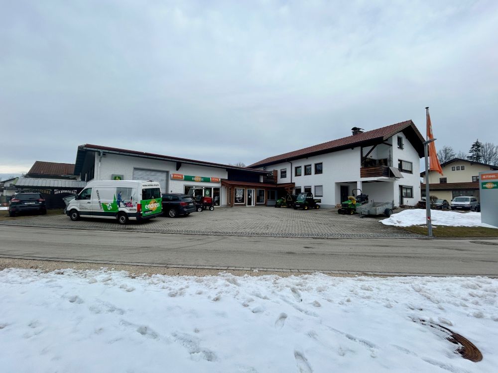 Gewerbehalle mit Wohn- und Bürohaus