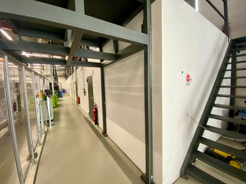 Seitlicher Büro /Sozialtrakt